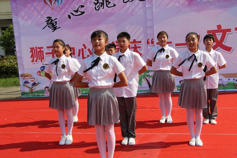 日本學(xué)生愛穿校服，而中國學(xué)生對于制作校服廠家定制的校服想法是什么呢？