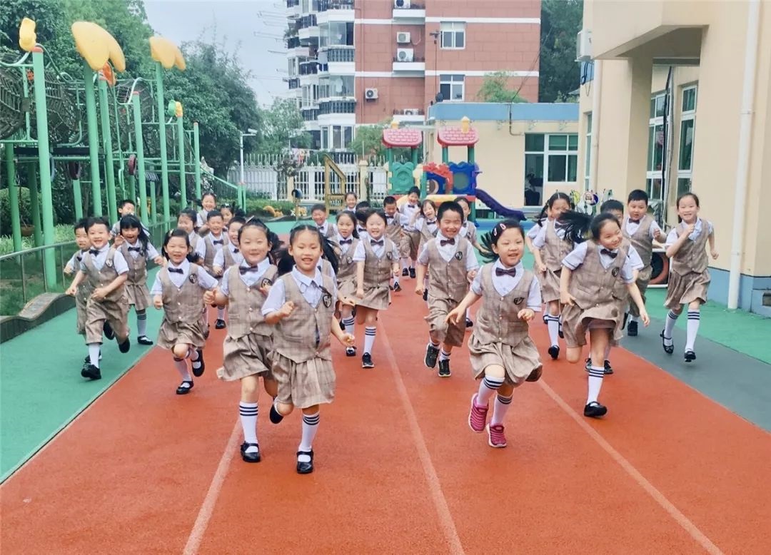 幼兒園夏季校服的搭配技巧