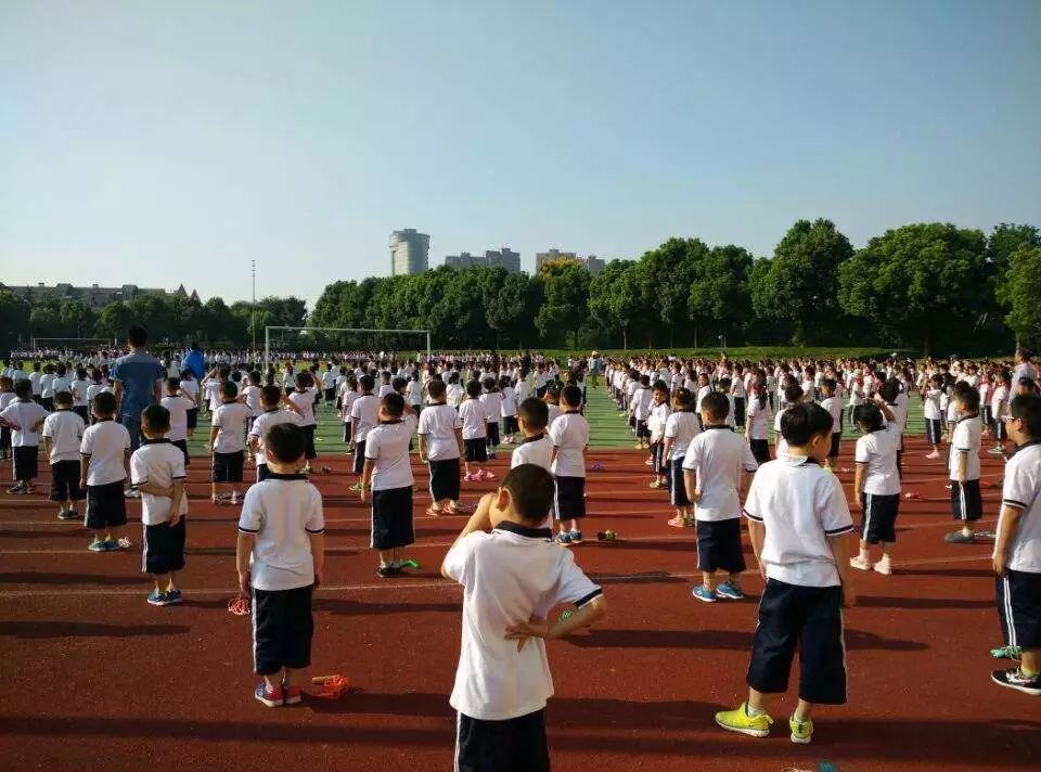 在夏季為學(xué)校挑選運(yùn)動(dòng)服定制時(shí)，大家應(yīng)當(dāng)注意什么?