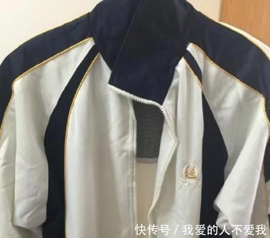 31歲成都男堅(jiān)持三年穿高中校服 每天與母親視頻聊天 原因讓人淚目！