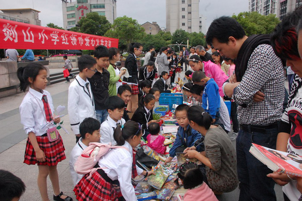 運動校服是小學(xué)生校服款式的主要款式