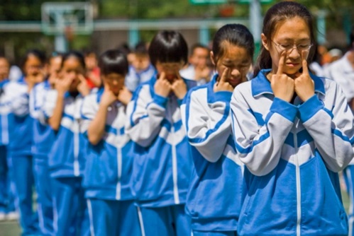 如何根據(jù)膚色來挑選定做中小學(xué)校服的顏色